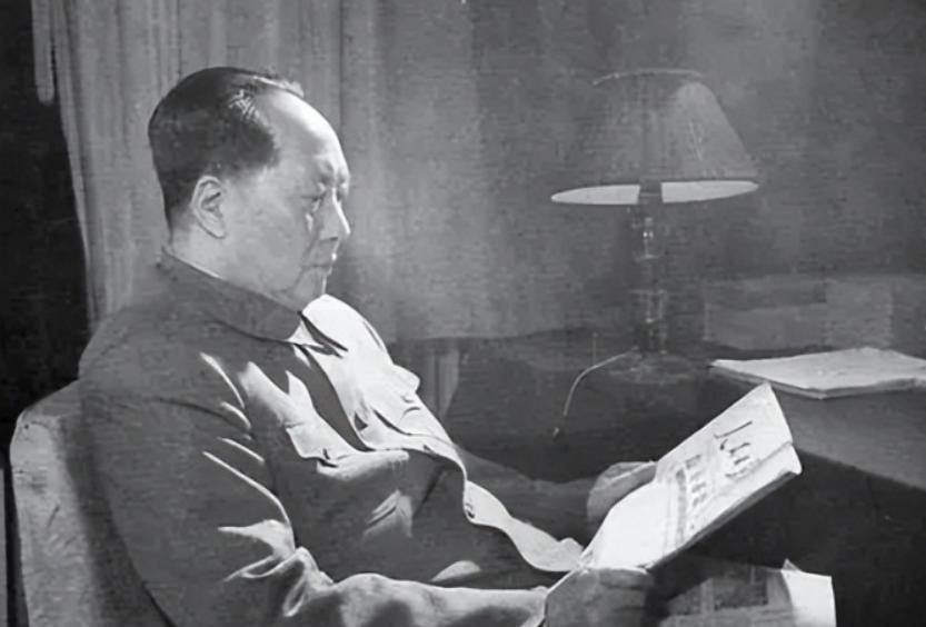 1961年，毛主席到杭州，在入住的刘庄一号楼巡视时，突然脸色大变，神情严肃，猛地