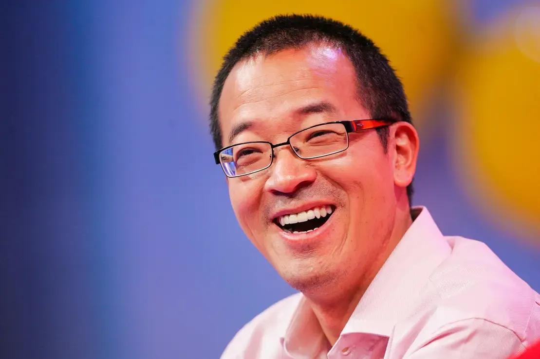 这下好了全网观众都知道了，俞敏洪为了那封“红色字体”的信道歉了！直接