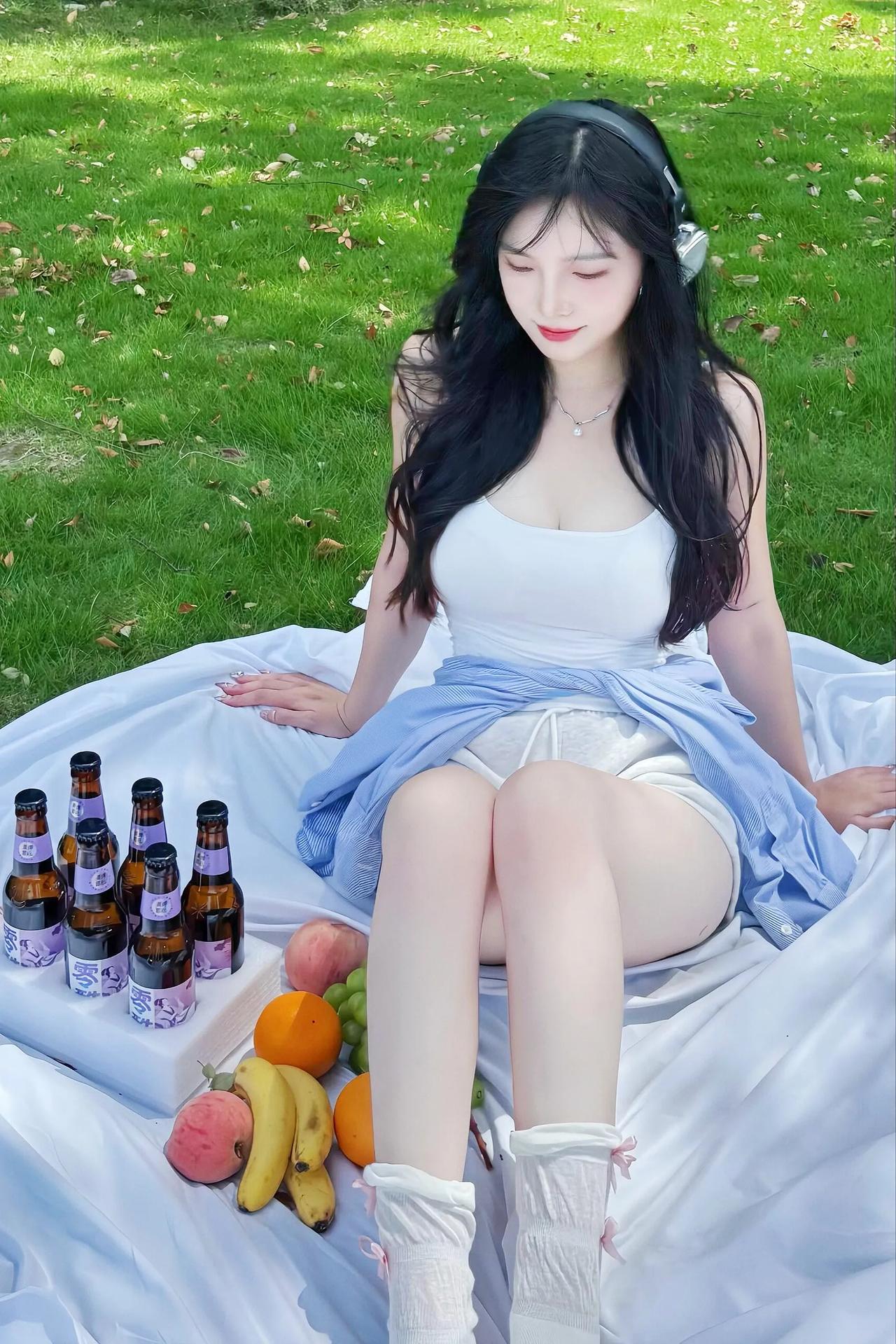 上联：白衫清透，野餐风里藏娇俏下联：蓝衬轻搭，绿草茵中显雅柔对联对对联飞花