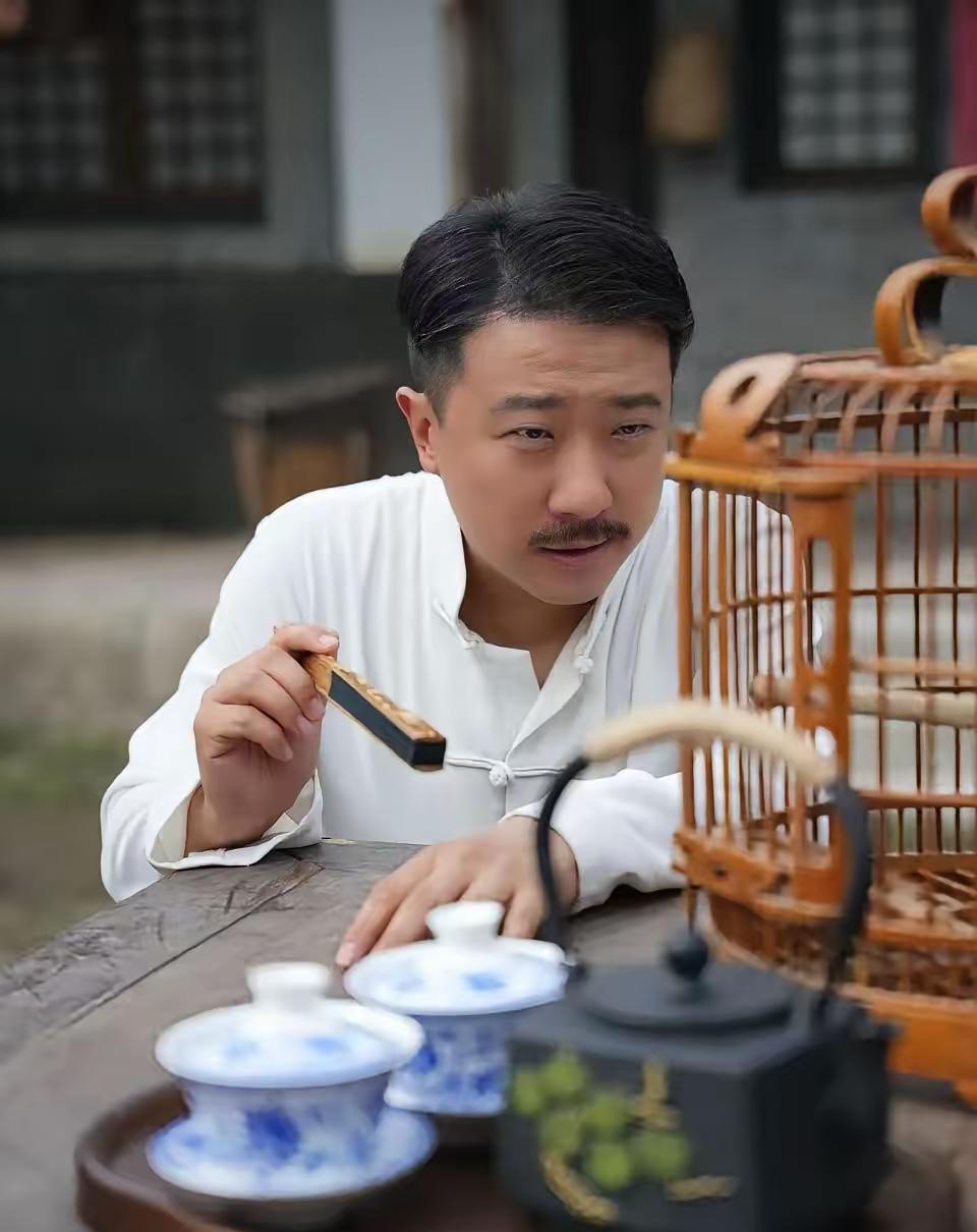 【德云新秀张鹤擎出演短剧，打脸著名相声大师钱城，对此你怎么看？】近日，有网友发