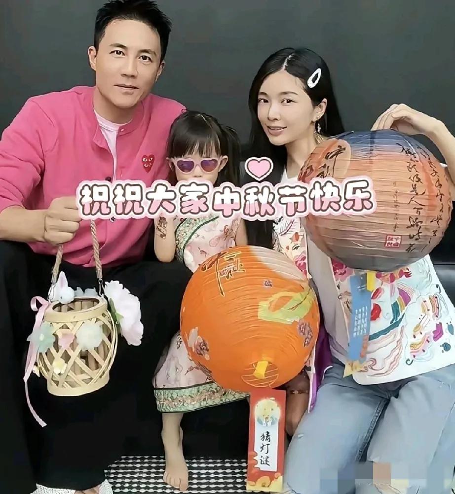 杜淳一家过中秋：夫妻俩穿着中国特色浓郁的衣服，拎着挂有灯谜的灯笼，4岁女儿柔发覆