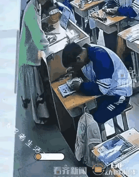 这个女教师怎么晕的，不过学生们眼疾手快，老师走出晃悠悠地走出教室，学生立马围了过