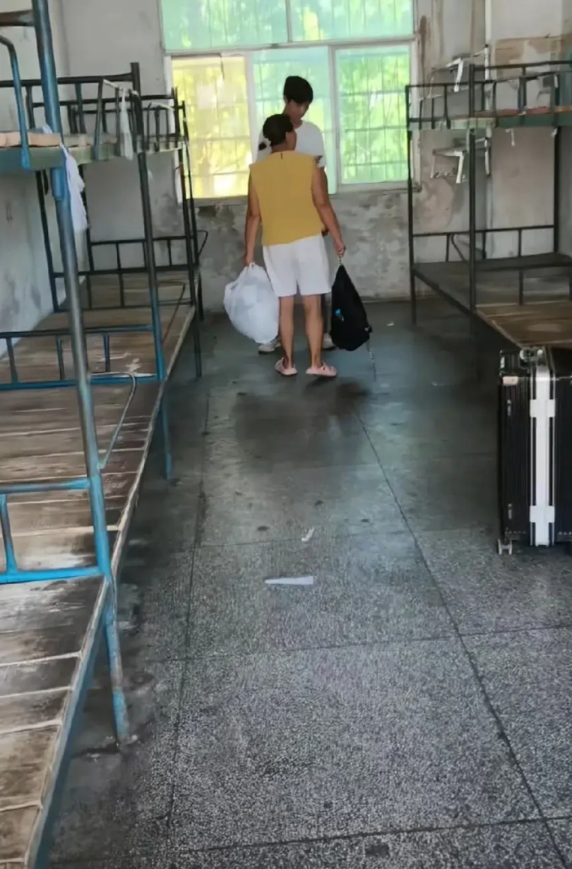 又开学了，这个宿舍怎么样？