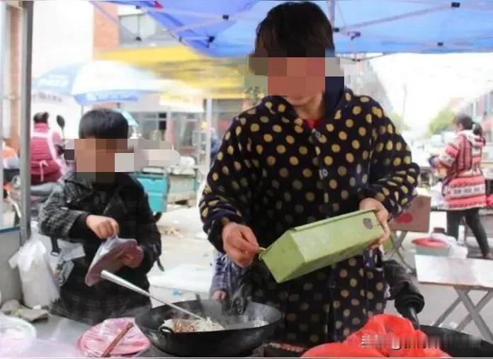 5块钱一个煎饼果子逼死妻子！他说家里有剩饭，每周只给200块，买卫生巾都要申请！