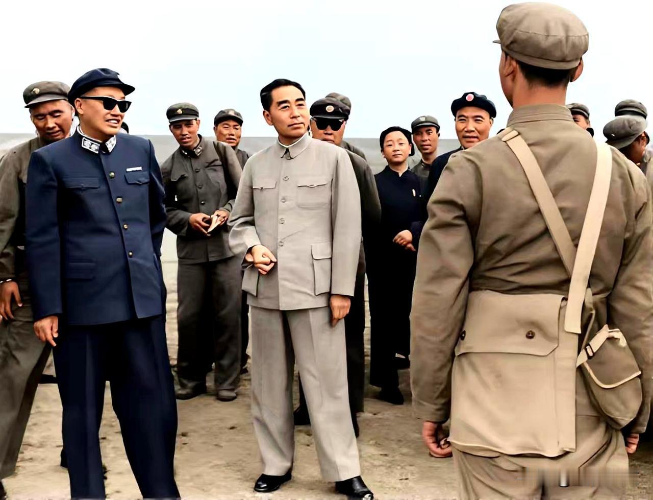 周总理和贺龙罕见合影和参加大比武的战士们交谈。戴墨镜的是贺龙元帅，他当时主持军