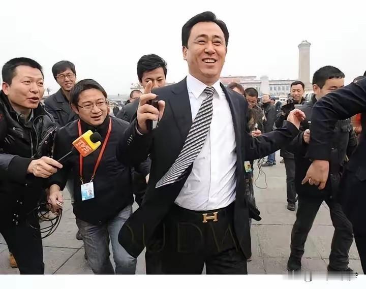 遥想当年，意气风发、仕途顺遂，策马驰骋，赏遍长安满城繁花；可如今身陷囹圄，高