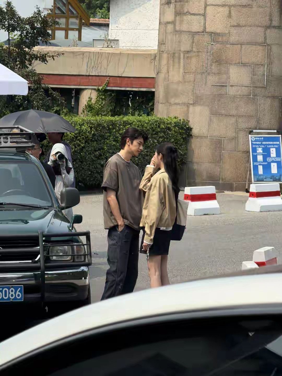 青岛偶遇关晓彤演戏，真人穿平底鞋，又瘦又高，林一好帅啊！
