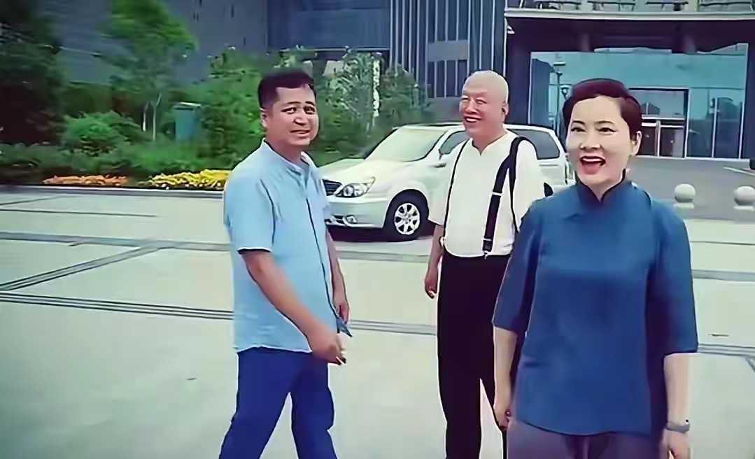  褪去星光烟火度日，何赛飞夫妻散步画面惹人羡 何赛飞与丈夫饭后悠闲散步，两人边