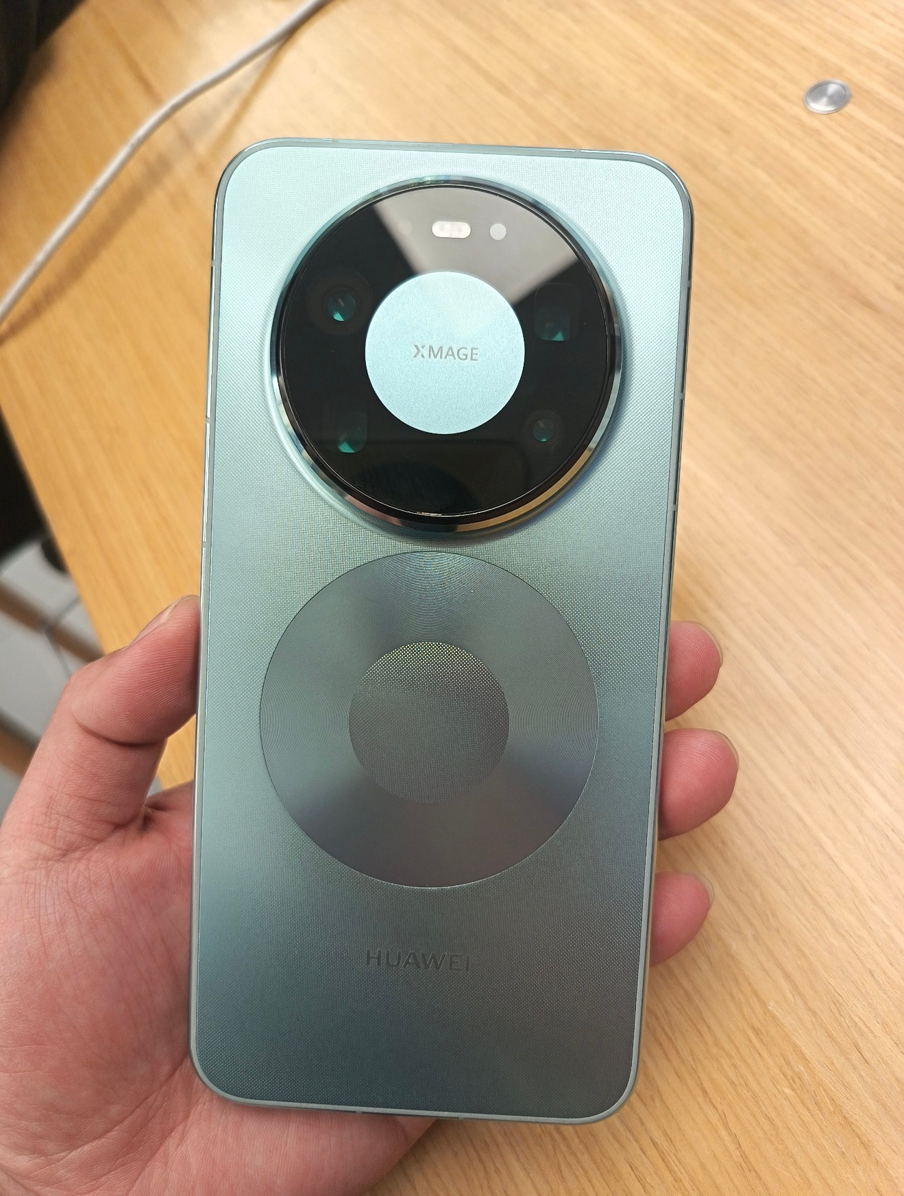 有老铁说Mate80背面设计双环8字造型寓意发发，双倍快乐，成双成对这么解读也没