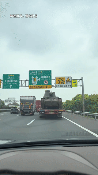 这个货车的运输的有点像是二战小日本的坦克啊！这看起来应该是电影道具车吧！不过