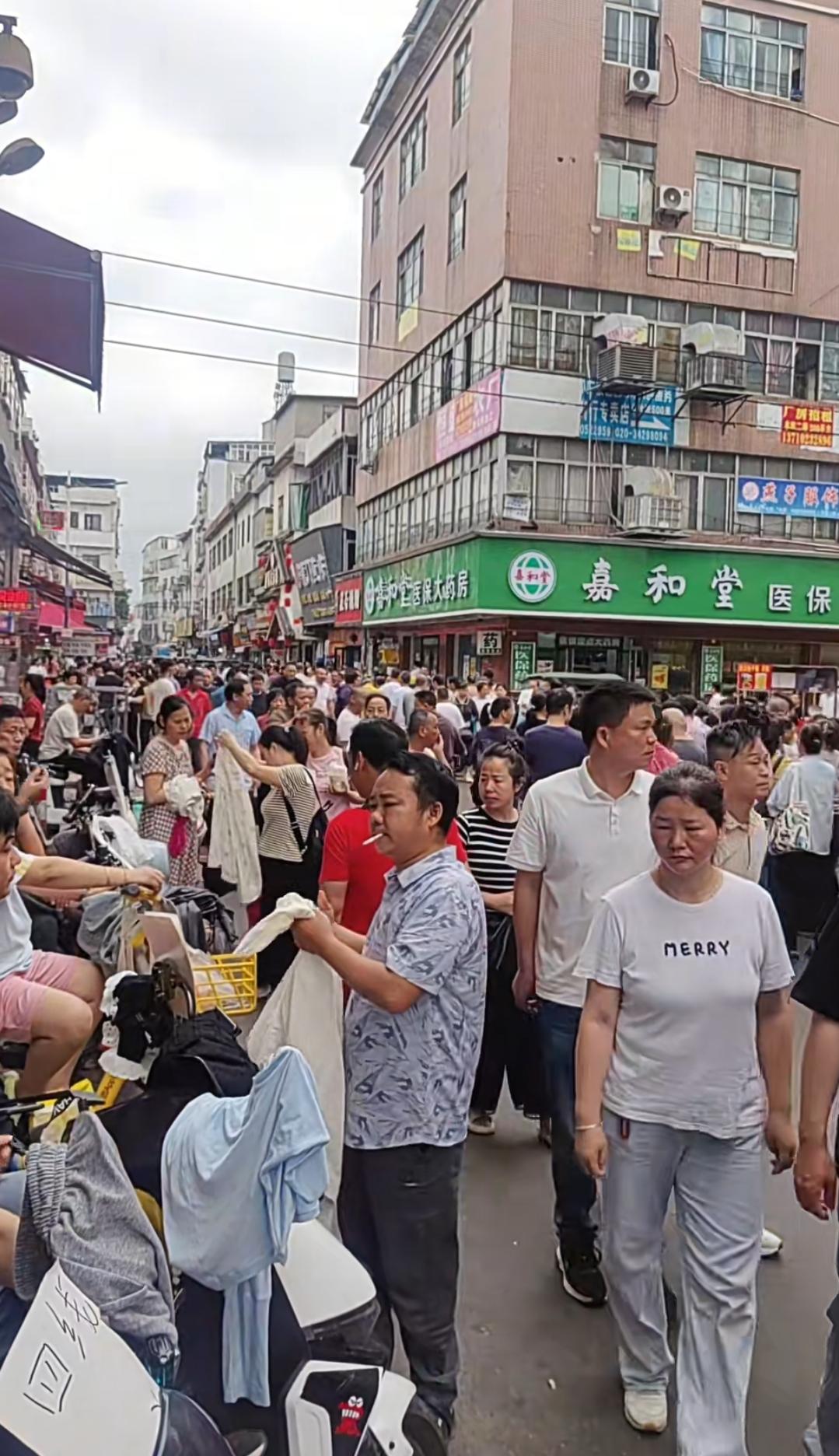 在广州住城中村，每个月房租占工资三分之一，太难攒钱常年挤四号线往返番禺市区，