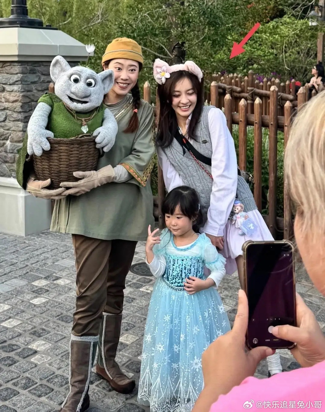 陈意涵现身香港迪士尼乐园游玩，她一身少女风打扮，造型有点一言难尽，扮嫩得太夸张了