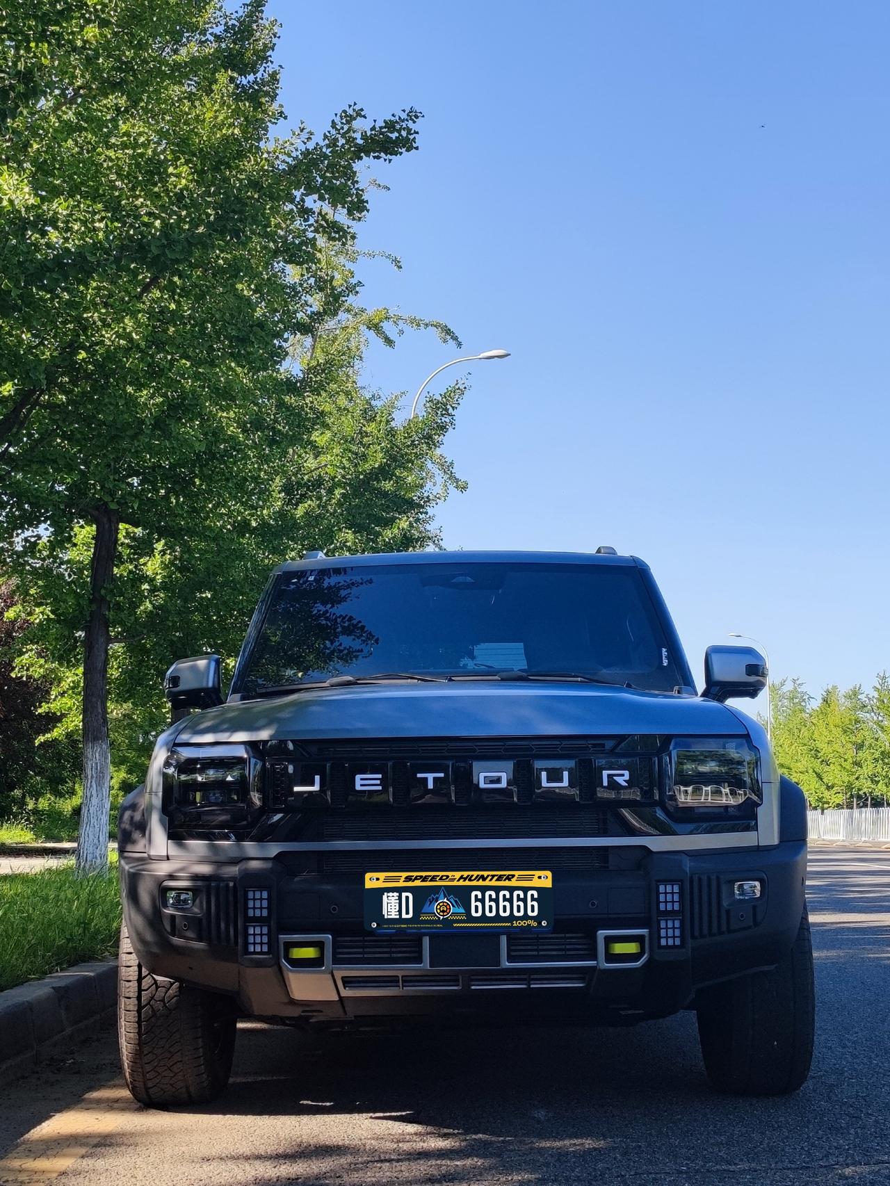 最近跟身边开车的朋友聊起车企那些自定义选装功能,发现好多人想法跟我一样——像