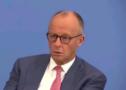 德国全国安全警戒级别从“潜在威胁”直接拉到了最高的“高威胁”。多布林特的解