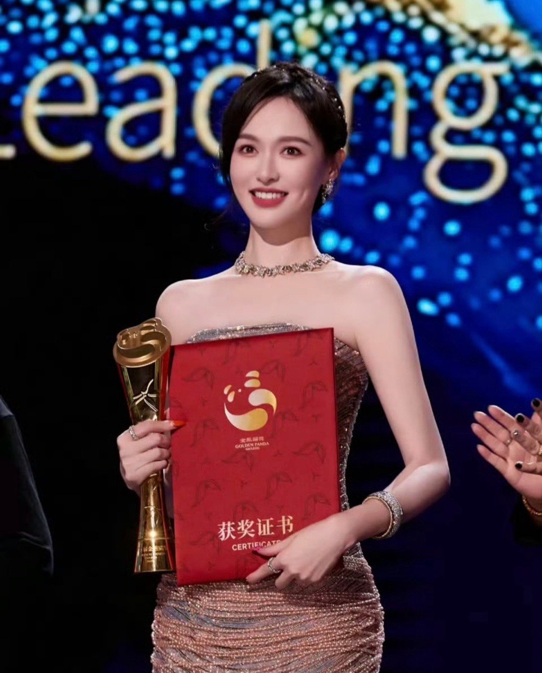 王家卫说唐嫣很装😳果然圈内人最了解圈内人了…连胡歌都说过唐嫣很装、但我没想