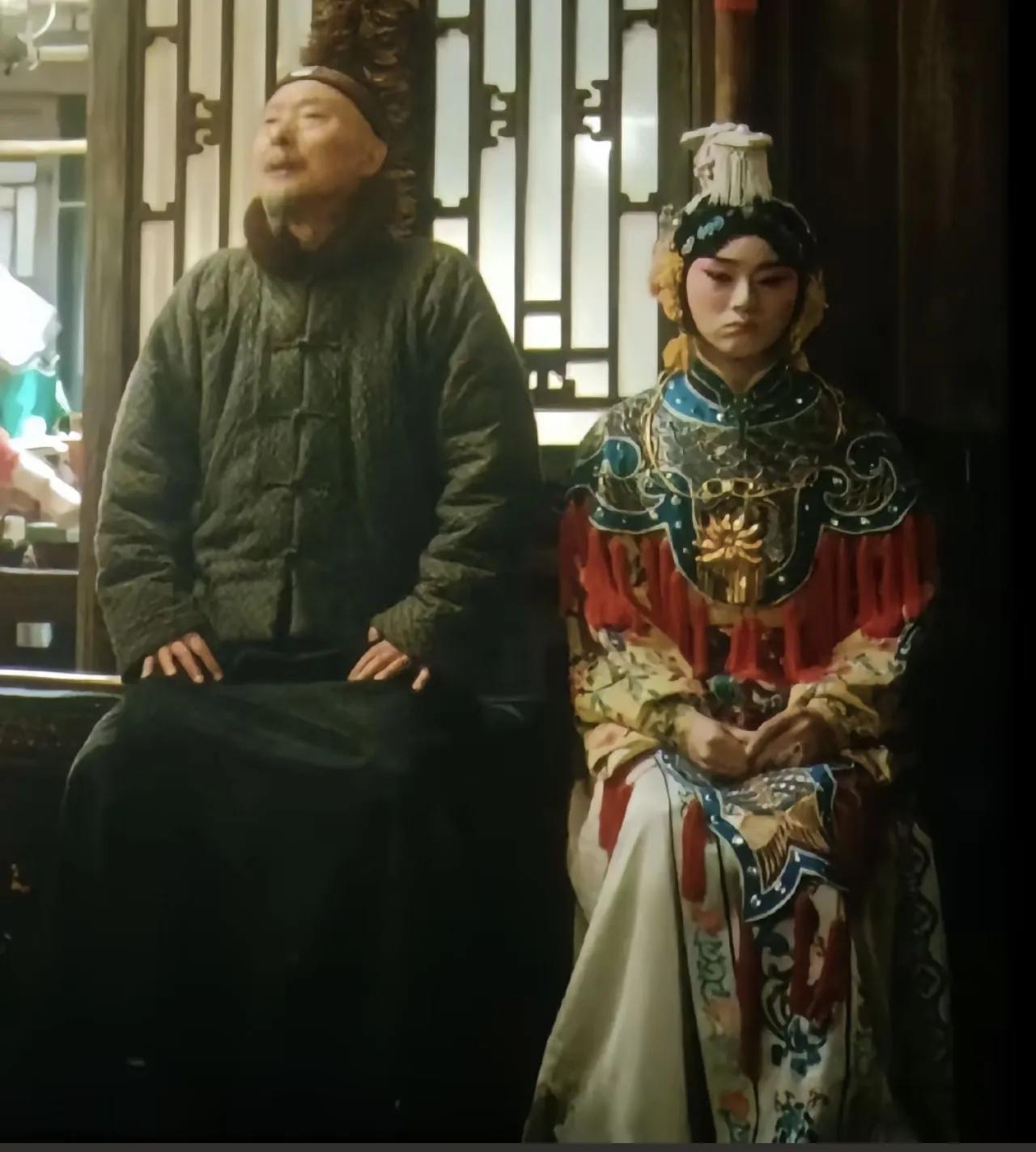 这张图绝了！陈佩斯仰头无奈余少群噘嘴不甘，小人物在历史洪流中渺小如尘埃完全具