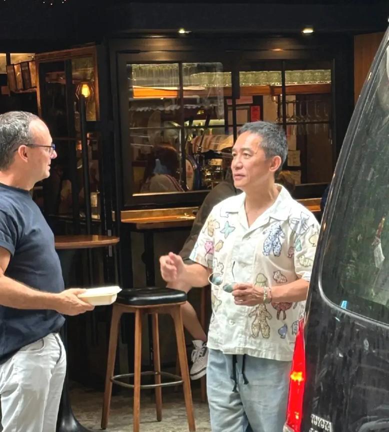网友在香港中环偶遇60多岁的梁朝伟，他虽满头白发，青筋暴露，但胖瘦合度，穿搭减龄