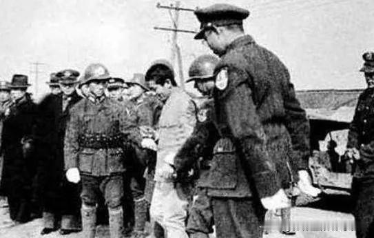 1946年12月31日，南京雨花台刑场。罪大恶极的日本战犯鹤丸光吉，被士兵牢牢捆