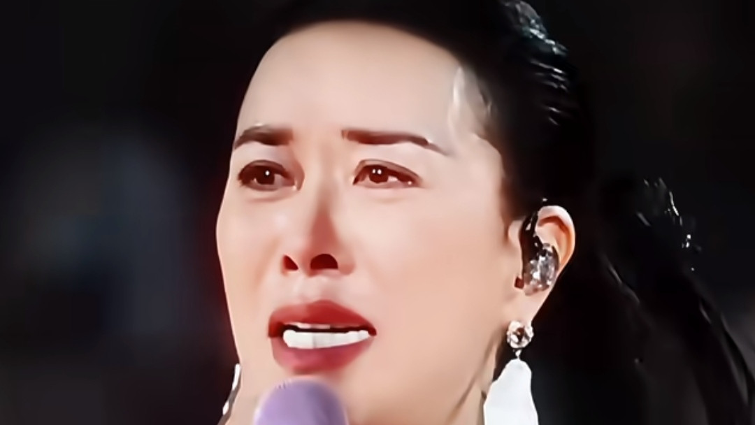 那英在成都演唱会唱到一半，突然停下来，声音有点抖。她说：“今天早上我接到了一个噩耗。”然后临时加唱了