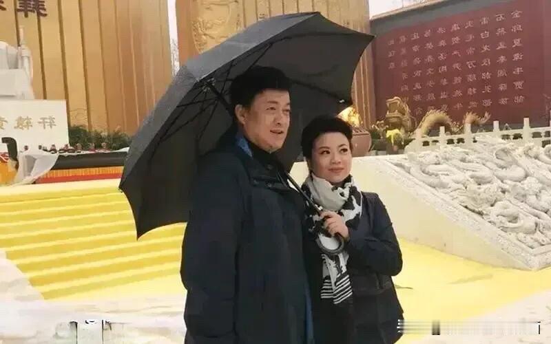 张也身材虽矮小，但是很有韵味，是这个年龄段里最有气质的一位。照片中可以看出她没有