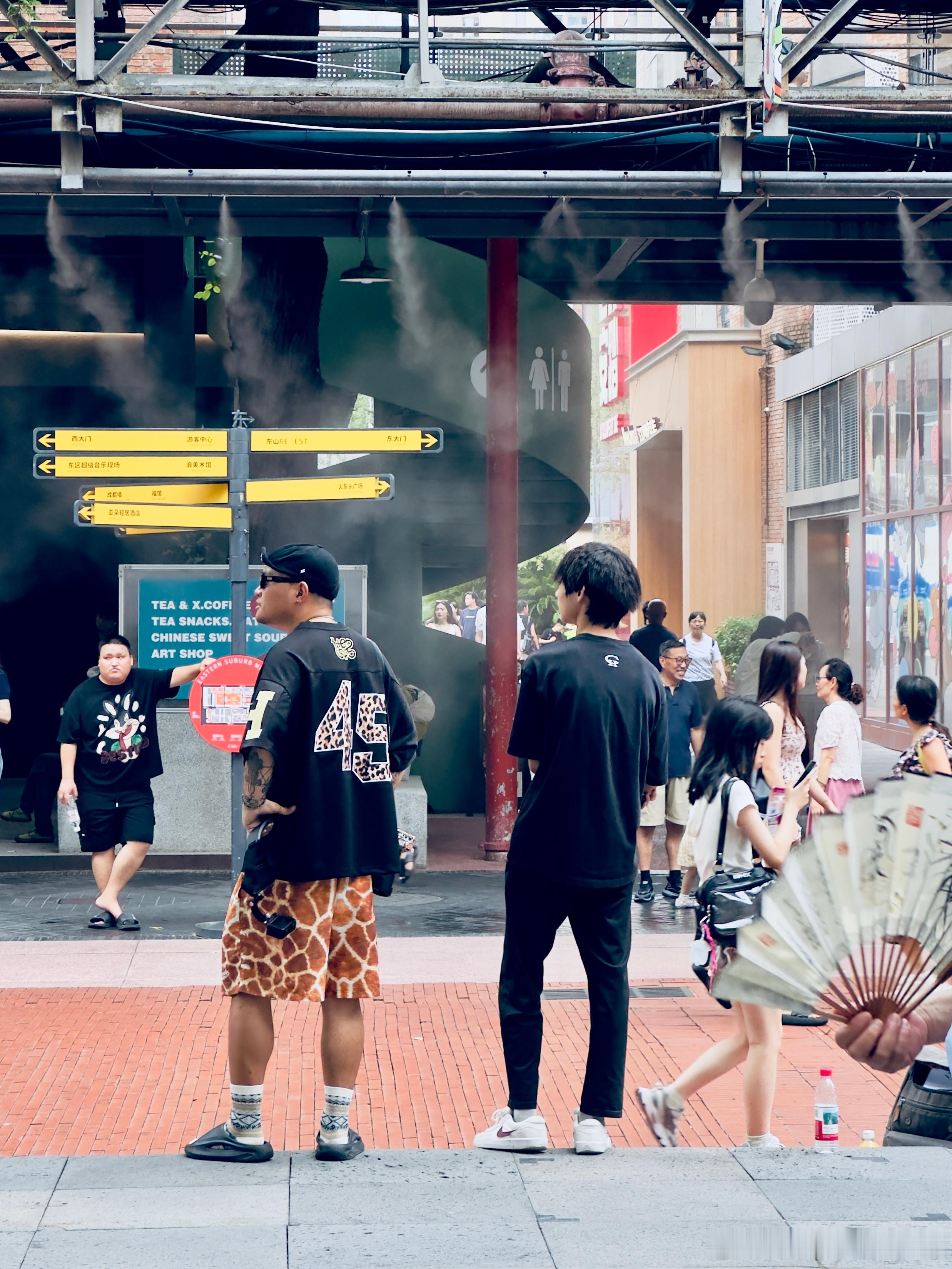 偶遇成都的“补熊达人”，大家对于成都的刻板印象还是有他的助力[笑着哭][笑cr