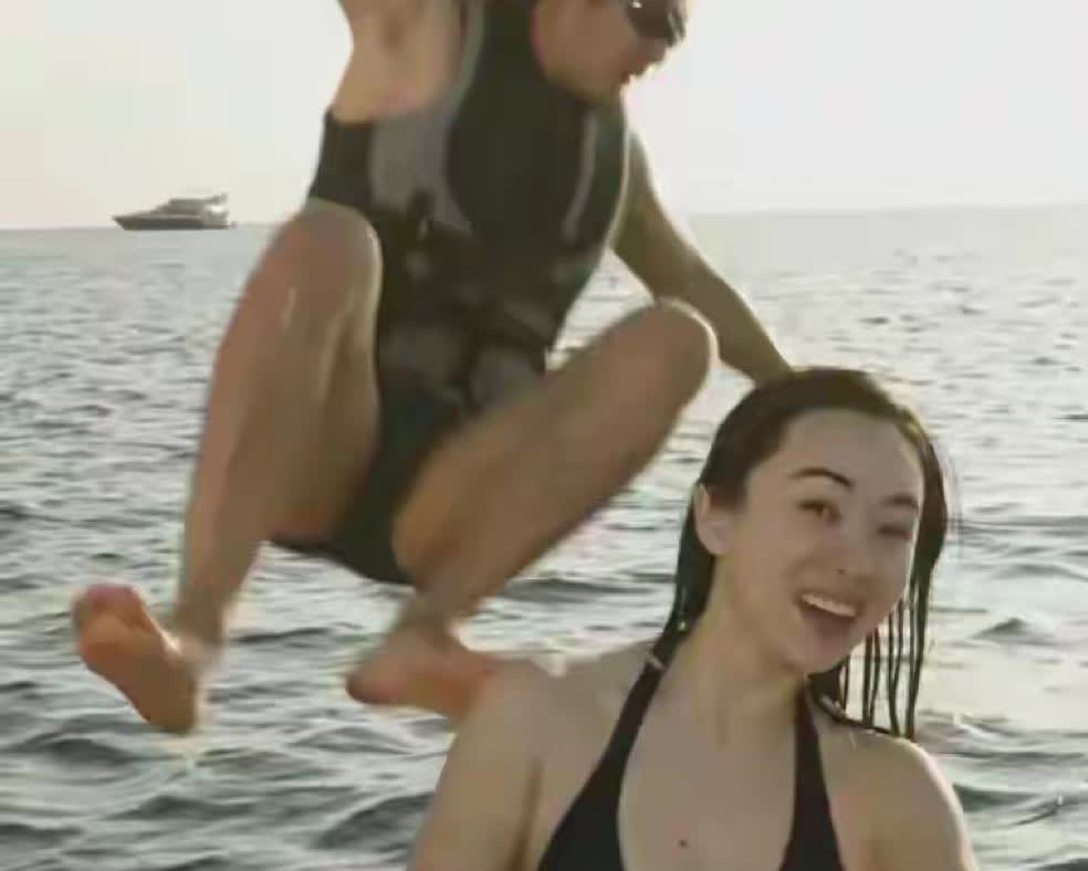 霍思燕和杜江在海上冲浪，每一个镜头都像拍大片，俩人玩得激情又刺激，关键是霍思燕的