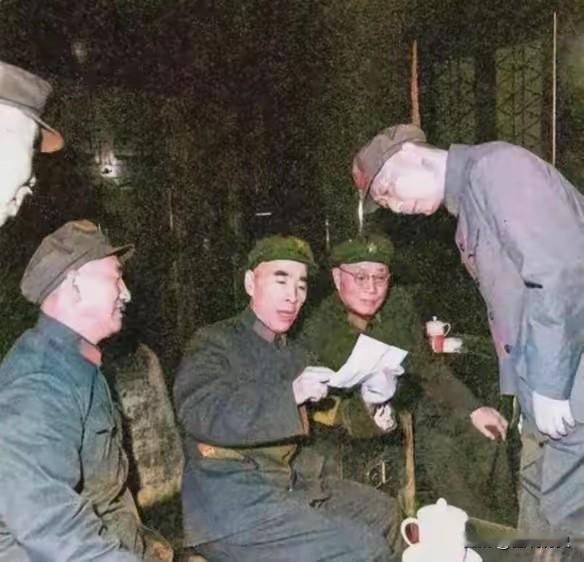 这张老照片我第一次见到，照片中的五个人都是我们的开国元勋，战功赫赫！都曾在抗战和