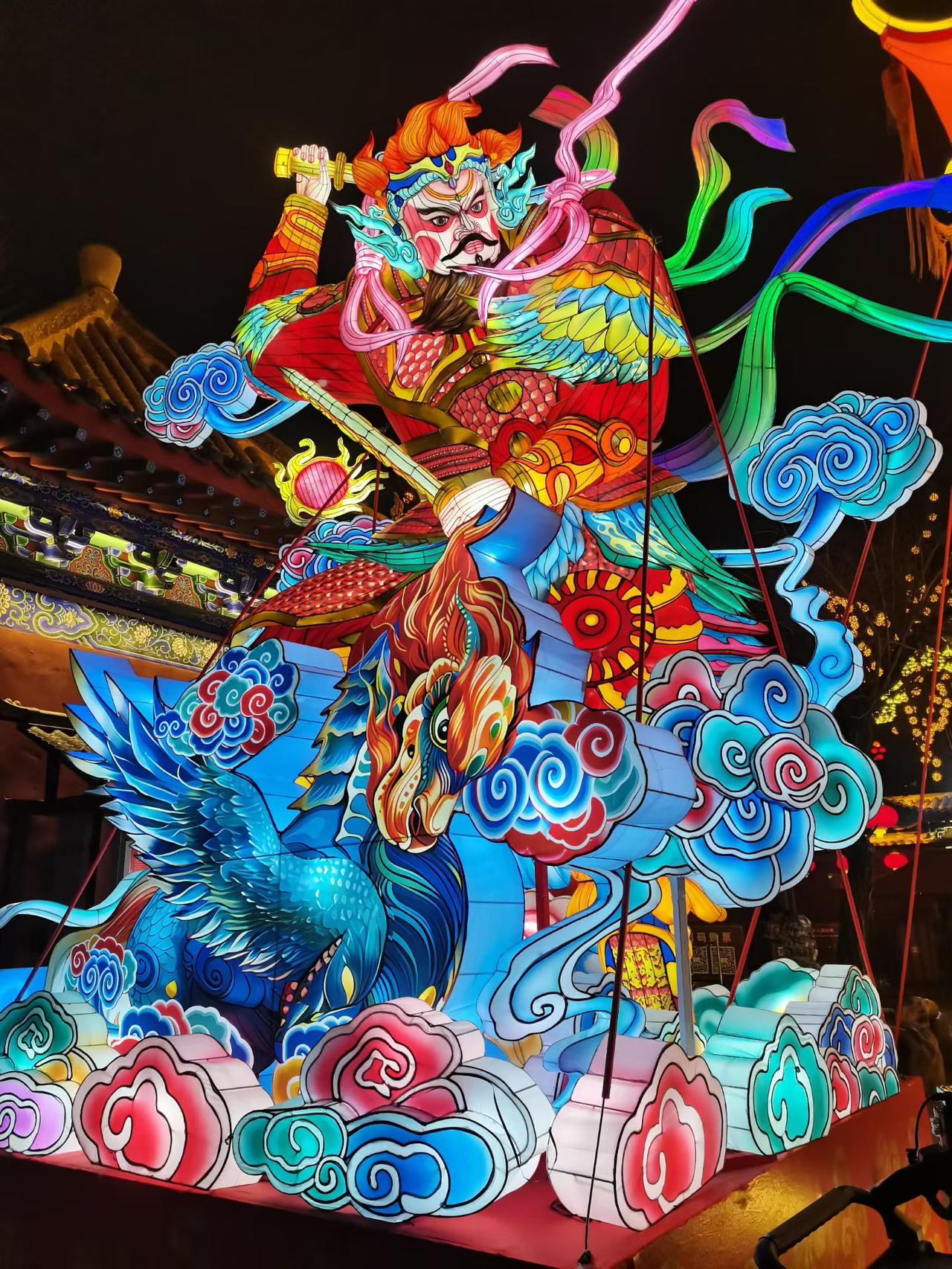 小时候每年贴的大门门上年画都是尉迟恭和秦琼，我跟弟弟会问，把他们两个谁贴左边，谁