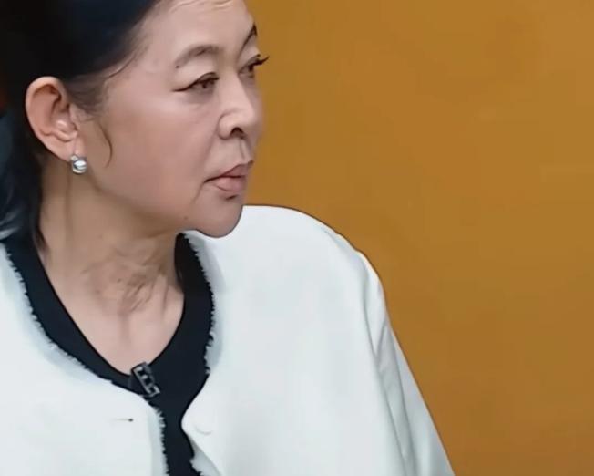 倪萍力挺房主任，怒斥房主任大女儿不懂事，不体贴母亲后，张泉灵和现场的嘉宾都替房主