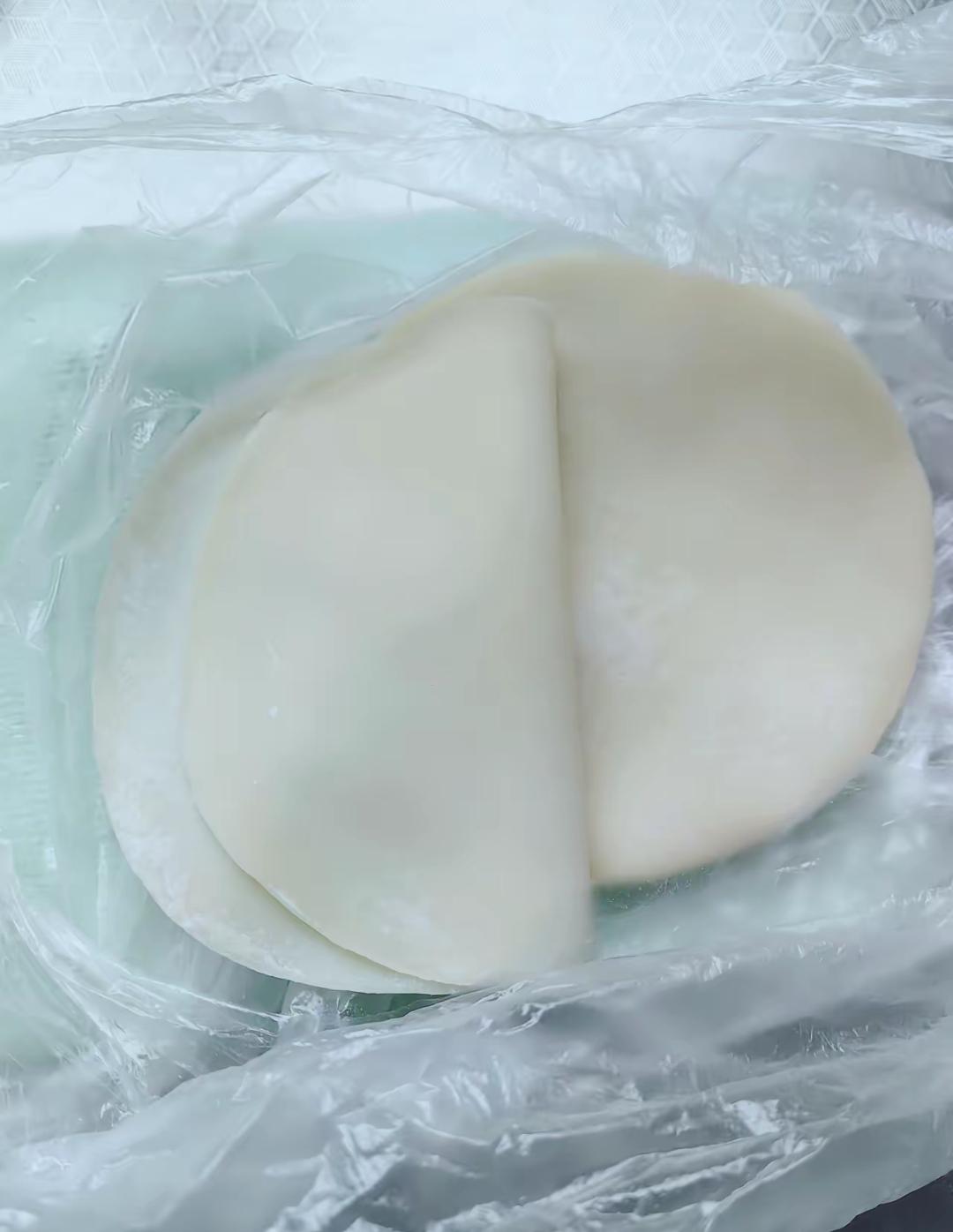 买的饺子皮放冰箱二十多天了，中午拿出来一看像才打出来的，既没有长霉点，也没有变的