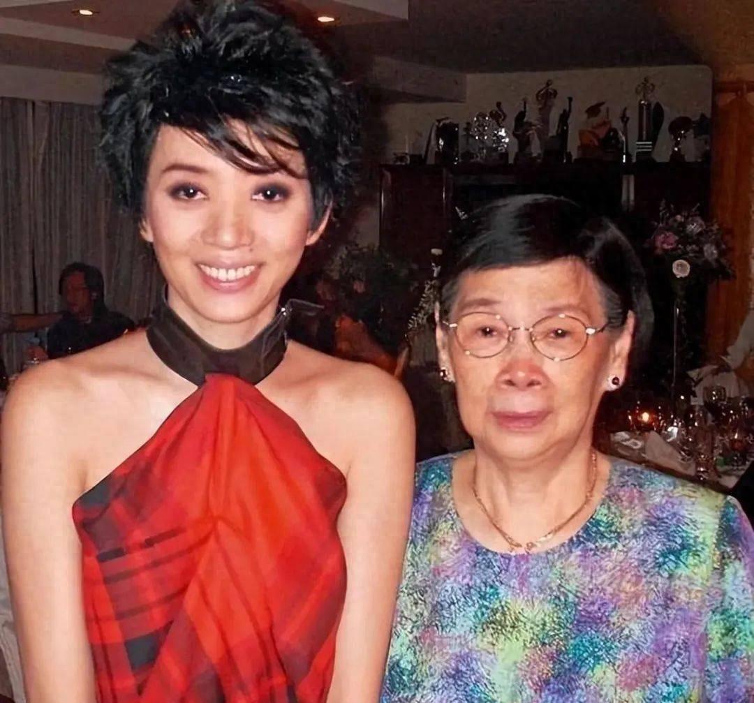 梅艳芳的“一番苦心”母亲在咽气那一刻才明白真正的用意港媒报道：覃美金，是