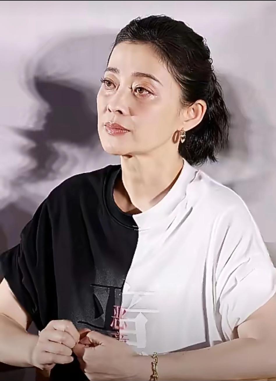 演员梅婷回忆38岁生女时突遭羊水栓塞，瞬间血压骤降、濒临昏迷，医护全力抢救。她澄