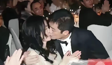 这张旧照要是被谢霆锋、王菲看到，估计得尴尬到脚趾抠地！照片里李亚鹏超霸气，左手一