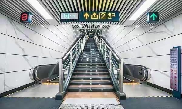 “值得点赞！”上海，00后小伙乘坐地铁站内上行的自动扶梯时，见前方一名老人没站稳