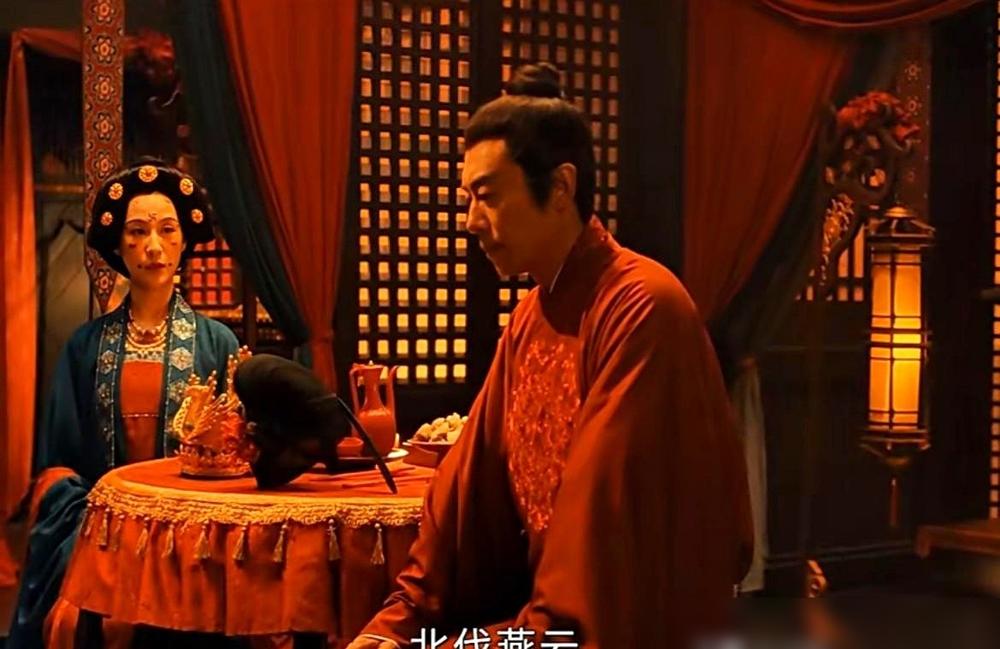 央视那部《太平年》，真没拿观众当外人。朱亚文演的赵匡胤，大婚当夜，红烛高烧，龙凤