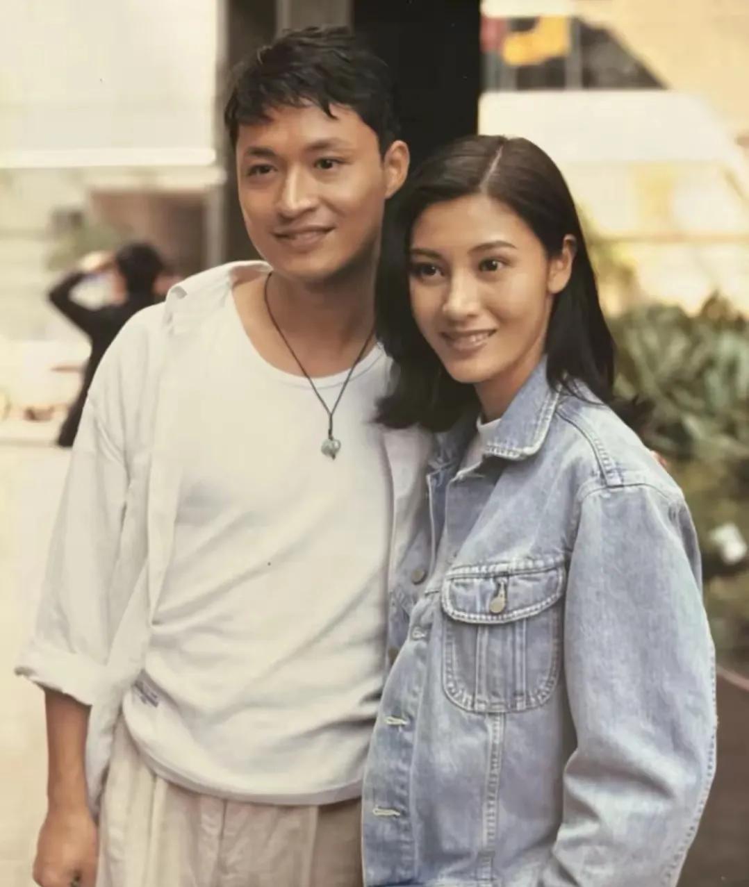 发现马景涛年轻时的颜值是被低估了，他和大美女李嘉欣同框合影，丝毫不被对方艳压下去