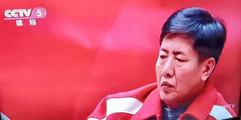 浙江稠州丁伟总教练，坐在浙江稠州与北京北控比赛的场下，如坐针毡，心乱如麻。他这个