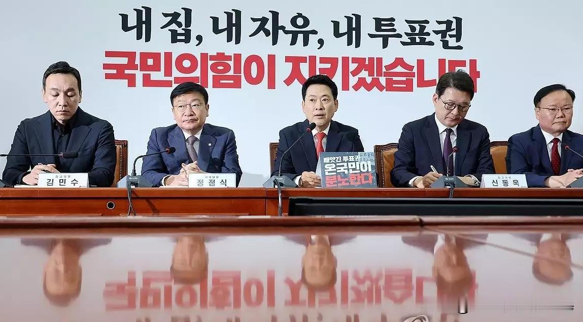 6月11日，韩国国民力量党党首张东赫面对铺天盖地的辞职呼声，态度强硬、不为所动，