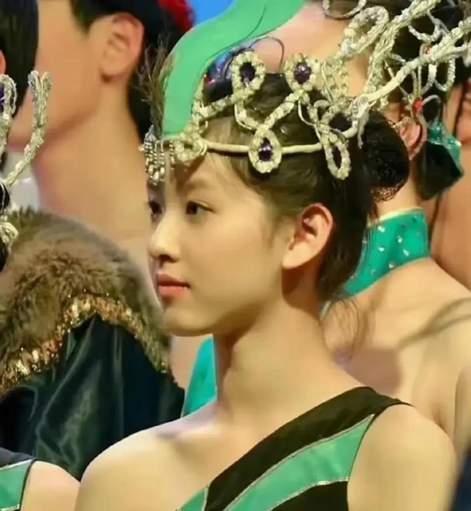 似乎再一次见证了刘强东的“虚伪”少女时期的章泽天可谓清纯可人又软萌甜美，如此高