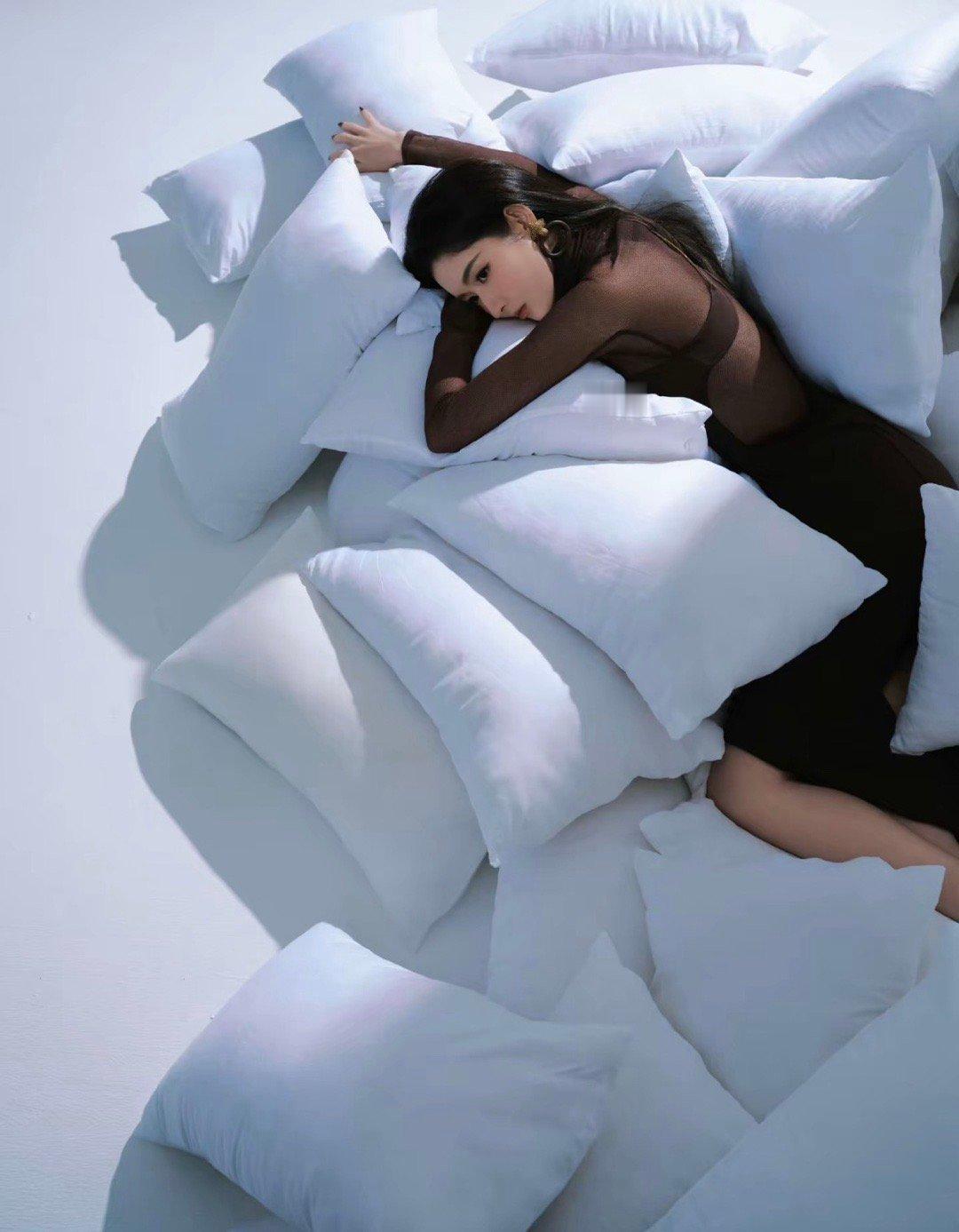 和以前完全不一样的风格，反差太大了姐姐这个曲线太优美了，期待王玉雯！王玉雯透纱紧