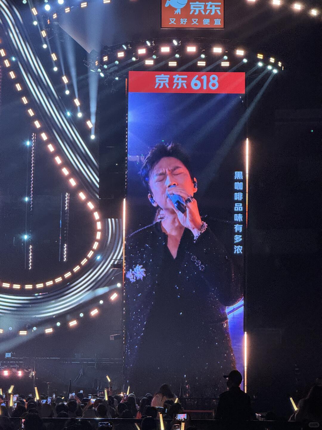 一句话：邓超靠“全开麦实力+国民情怀+活人感+拼命态度”把工体变成大型狂欢现场。
