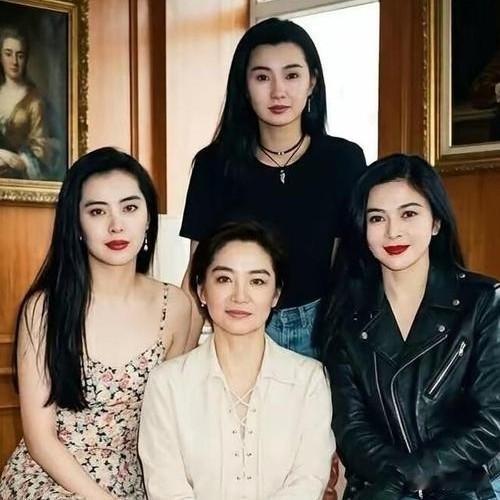 90年代没有美颜滤镜，却集齐了华人影坛最顶级的四张脸！林青霞的英气、王祖贤的媚、