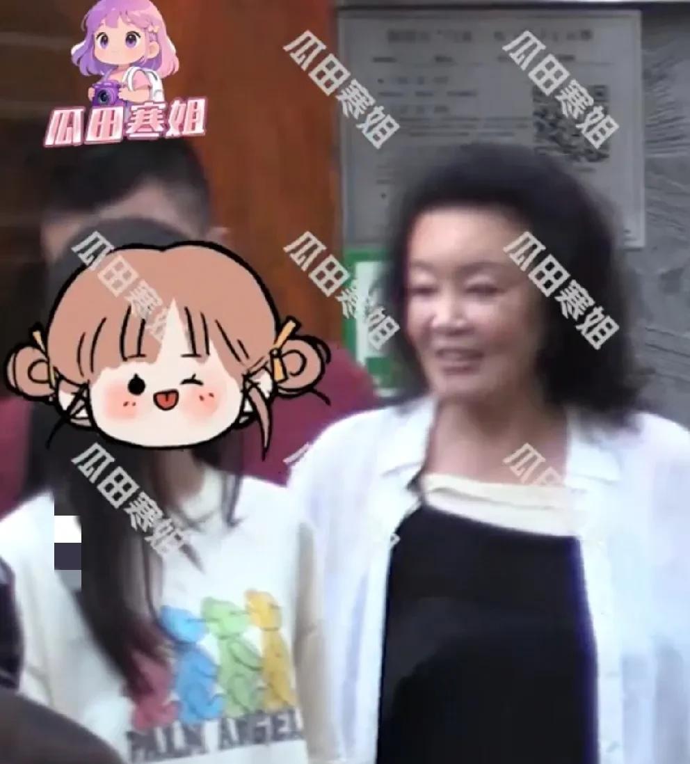 张兰真是稀罕两个孩子。快70岁的人，刚从法国回来，不顾时差和长途跋涉的辛苦，就迫