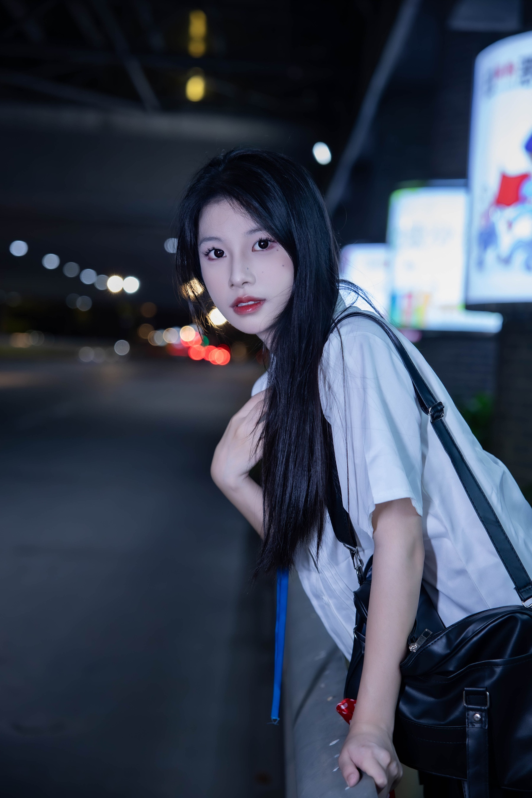 夜晚街头的少女，黑发飘逸，眼神迷离，仿佛在等待着什么。，怎么拍才好看呢?