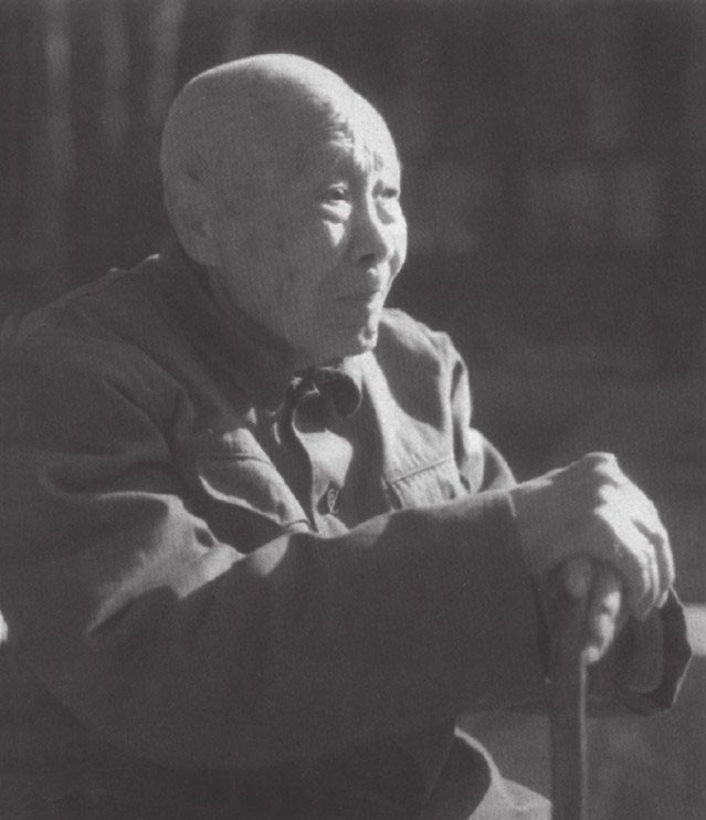 清末太监孙耀庭讲，他有个师傅叫陈泽川，晚年寄居在宏恩观，不慎摔断了胯骨，瘫在床上