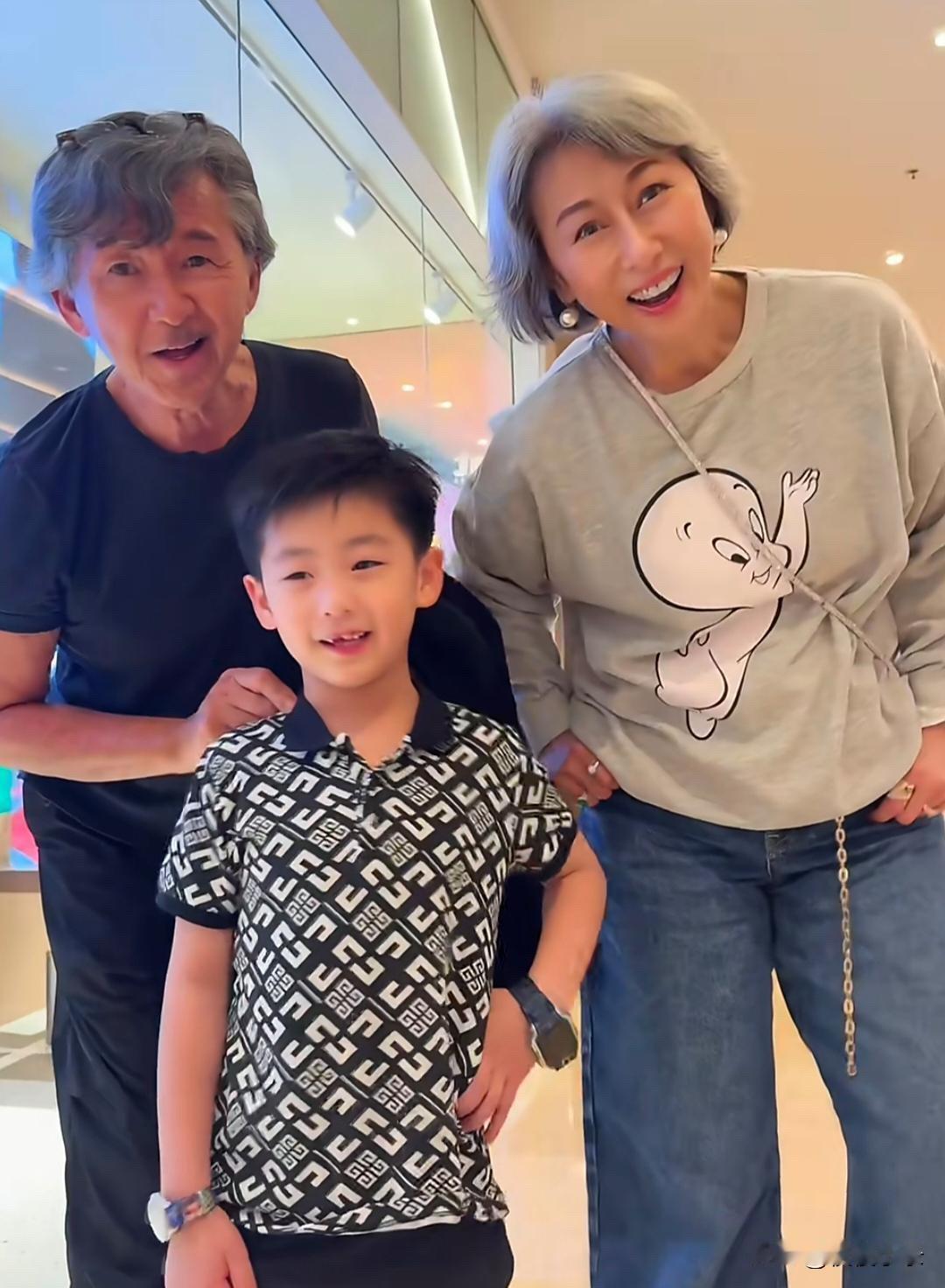林子祥叶倩文夫妇逛商场被偶遇，两个人的状态都太好了，虽然头发花白了，但神采奕奕，