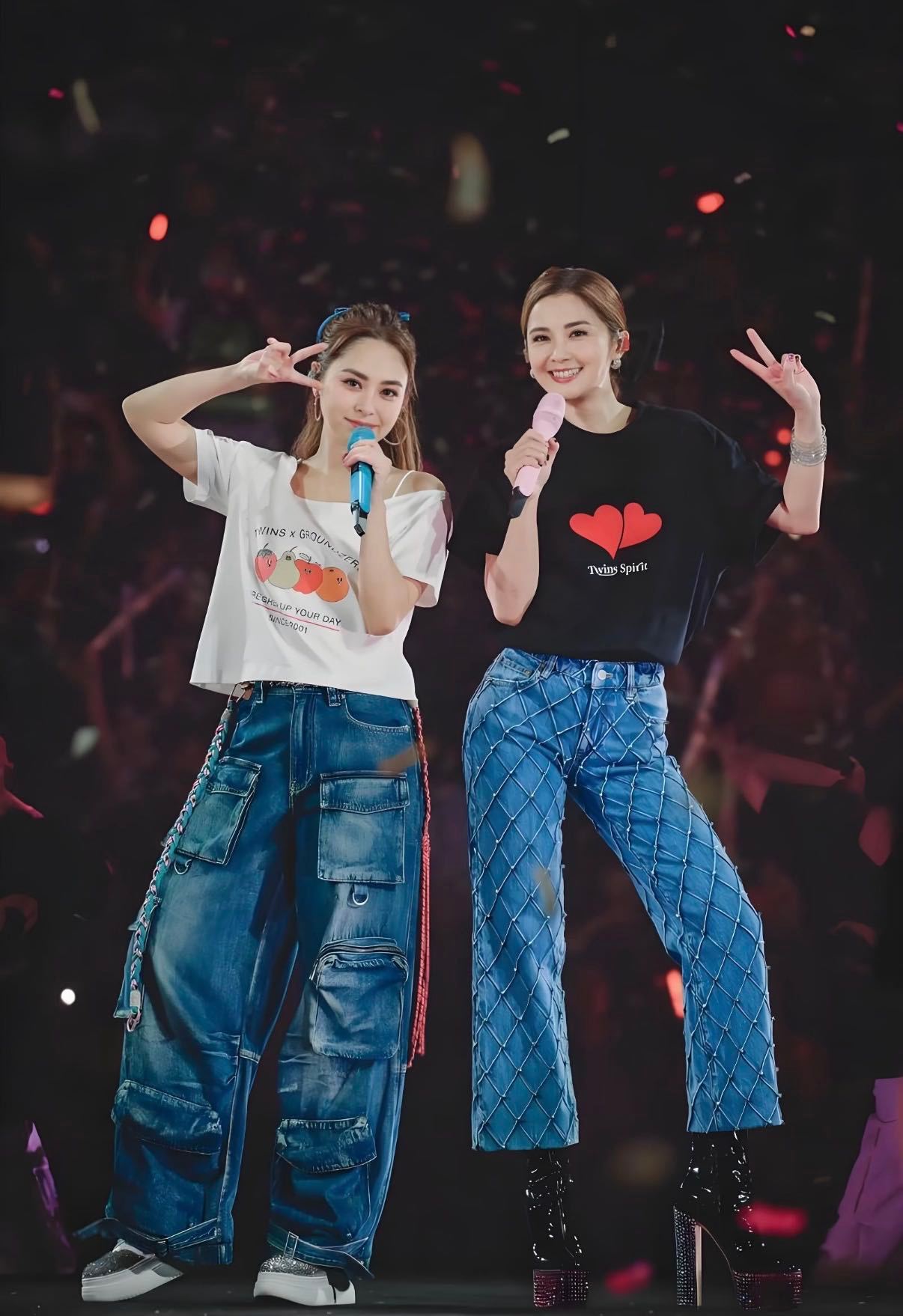 阿Sa回想这25年觉得非常感人 阿娇感谢英皇的信任 阿Sa感动于岁月流逝但好友依