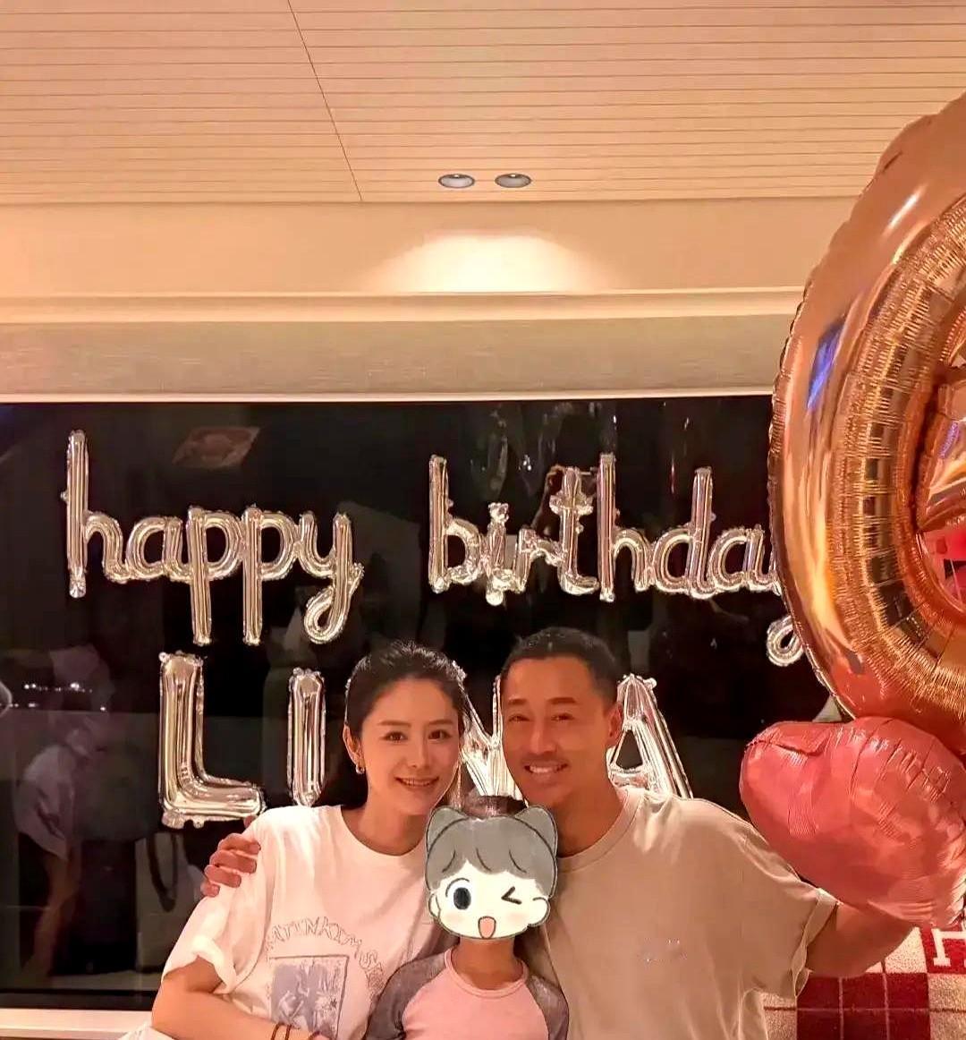 林峯怎么突然“老”了这么多？一家三口合影，他黑黢黢的，一脸疲惫，跟旁边妆容精致的