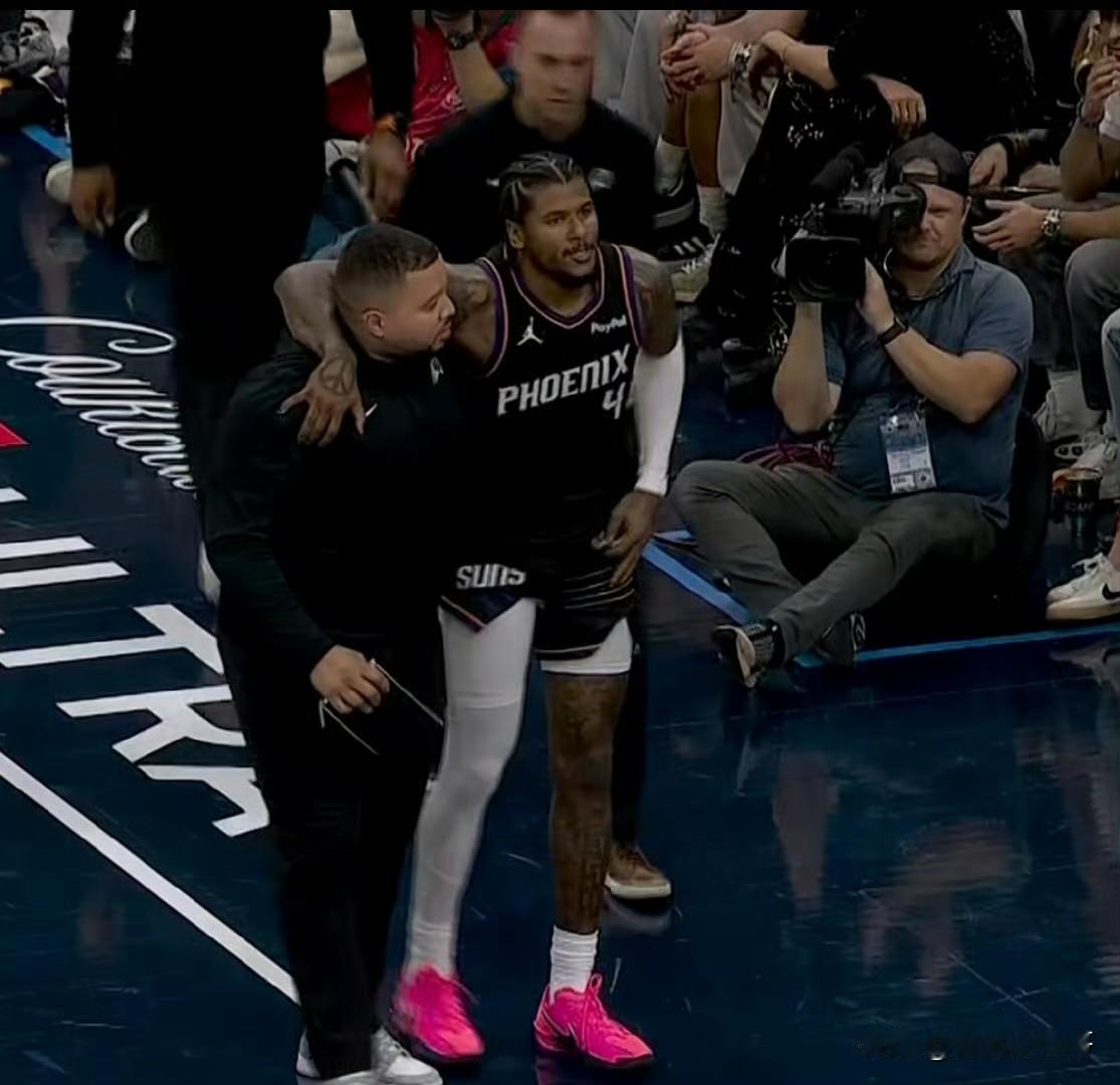 一场比赛没打完又伤了！！！杰伦-格林腿筋再次拉伤，缺阵4-6周！根据记者Jo