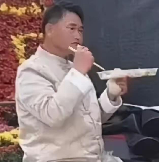 商演结束，主办方一声不吭把朱之文安排在二号桌，旁边全是陌生面孔，大衣哥朱之文一言
